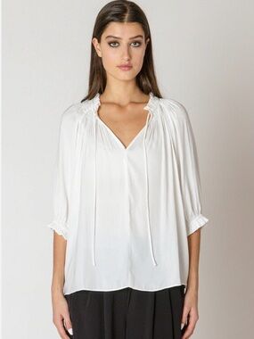 Like Brand New! Black Tape_ Soft Pleated Blouse (M: White)